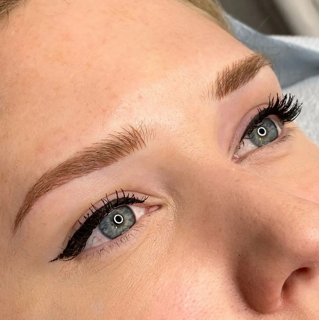 microblading eyebrows